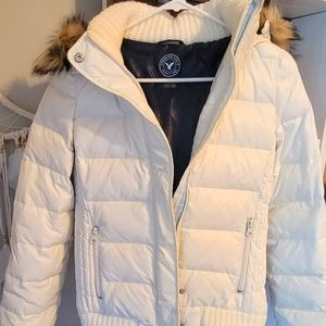 American Eagle White Puffer Jacket | Small